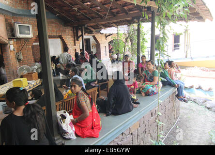 Bhopal, Indien. 29. Oktober 2014. Patienten warten am Sambhavna Hospital in Bhopal, Indien, 29. Oktober 2014 behandelt werden. Untersuchungen sind kostenlos, unabhängig wenn ihre Krankheit von der Gas-Katastrophe oder die Wasserverschmutzung kommt. Es war die schlimmste Arbeitsunfall aller Zeiten, vor 30 Jahren eine Explosion in einer Pestizidfabrik Tonnen hochgiftigen Methyl-Isocyanat (MIA) töteten Tausende von Menschen in Bhopal, Indien veröffentlicht. Foto: DOREEN FIEDLER/Dpa/Alamy Live News Stockfoto