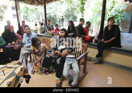 Bhopal, Indien. 29. Oktober 2014. Patienten warten am Sambhavna Hospital in Bhopal, Indien, 29. Oktober 2014 behandelt werden. Untersuchungen sind kostenlos, unabhängig wenn ihre Krankheit von der Gas-Katastrophe oder die Wasserverschmutzung kommt. Es war die schlimmste Arbeitsunfall aller Zeiten, vor 30 Jahren eine Explosion in einer Pestizidfabrik Tonnen hochgiftigen Methyl-Isocyanat (MIA) töteten Tausende von Menschen in Bhopal, Indien veröffentlicht. Foto: DOREEN FIEDLER/Dpa/Alamy Live News Stockfoto