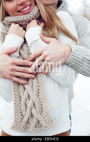 Freund seine Freundin in Wintertag Erwärmung Stockfoto