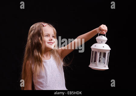 Fünf Jahre altes Mädchen stehend mit einer Kerze Stockfoto