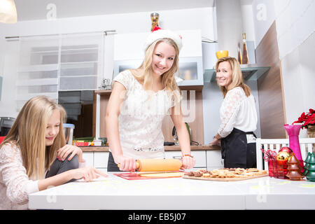 Mädchen, Xmas Cookies zu Hause mit ihrer Familie Stockfoto