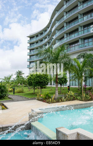 Sofitel Hotel Garten und Pool in Sipopo in der Nähe der Hauptstadt Stadt Malabo, Äquatorialguinea, Afrika Stockfoto