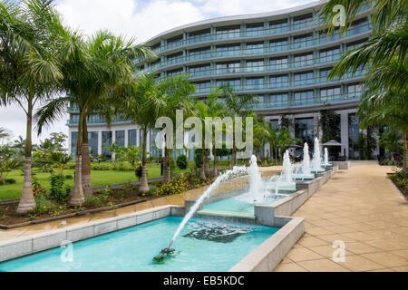 Sofitel Hotel Garten und Pool in Sipopo in der Nähe der Hauptstadt Stadt Malabo, Äquatorialguinea, Afrika Stockfoto