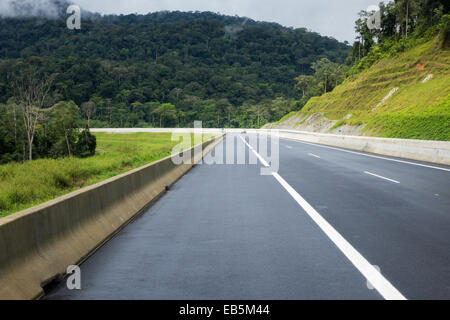 Moderne Autobahn zwischen Mongomo, Bata und die neue Stadt Oyala in Äquatorialguinea Stockfoto