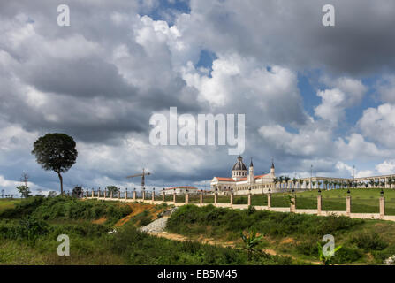 Dramatisches Bild der Basilika der Unbefleckten Empfängnis der Jungfrau Maria in Mongomo, Äquatorial-Guinea in Afrika Stockfoto