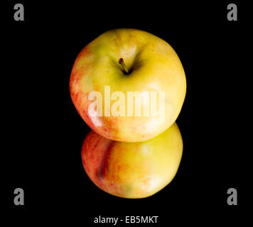 Apfel auf einem Spiegel Stockfoto