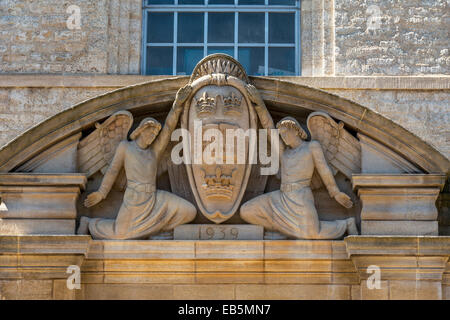 Steinmetzarbeiten an der neuen Bodleian Library, der Bibliothek der Universität Oxford, einschließlich der Universität Wappen. Stockfoto