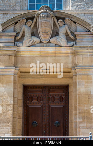 Steinmetzarbeiten an der neuen Bodleian Library, der Bibliothek der Universität Oxford, einschließlich der Universität Wappen. Stockfoto