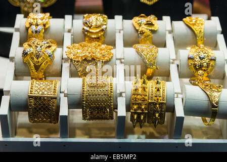 Gold Schmuck in einem Speicher angezeigt. Muttrah Souk, Muscat, Oman. Stockfoto