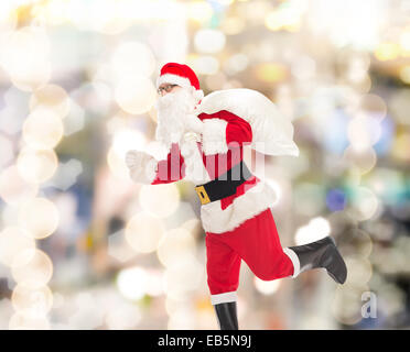 Mann im Kostüm des Weihnachtsmannes mit Tasche Stockfoto
