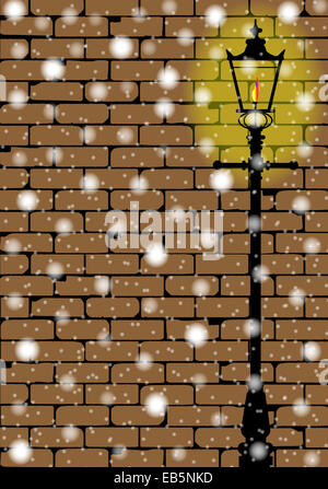 Eine typische alte London Gaslight set gegen eine abgenutzte Mauer mit Schatten gegen einen Schneefall Stockfoto