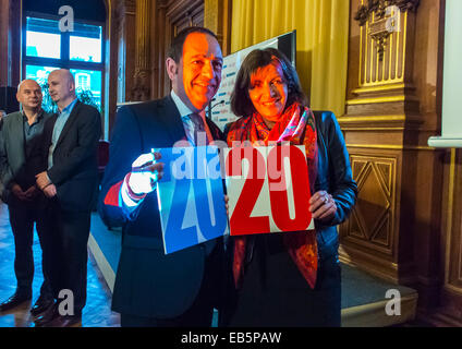 Paris, Frankreich. "Welt-AIDS-Tag", Paris Bürgermeister Anne Hidalgo und Treffen der NGO, Elus Locaux Contre le SIDA, Hôtel de Ville "2014 Paris Declaration" Jean-Luc Romero, "Paris sans Sida" Stockfoto