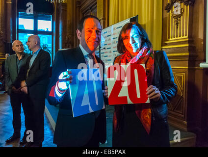 Paris, Frankreich. Welt-Aids-Tag, die Pariser Bürgermeisterin Anne Hidalgo und Treffen der NGO, Elus Locaux Contre le SIDA, Hotel de ville, 'Erklärung von Paris 2014' Jean-Luc Romero, Sozialistische Partei, mit 2020 Schilder Stockfoto