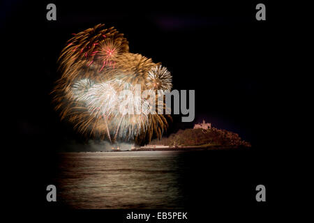 St. Michaels Mount; Am Abend; Feuerwerk; Cornwall; UK Stockfoto