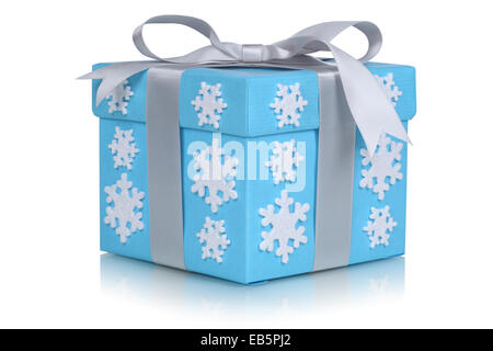 Weihnachts-Geschenk-Box mit Bogen und Schnee Flocken für Geschenke im Winter isoliert auf weißem Hintergrund Stockfoto