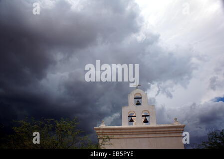 Sturmwolken sammeln Mission San Xavier del Bac eine historische spanische katholische Mission befindet sich südlich der Innenstadt von Tucson, Arizona Stockfoto