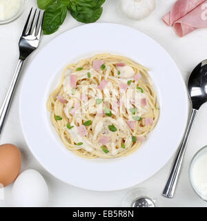 Spaghetti Carbonara Pasta Essen auf einem Teller von oben Stockfoto