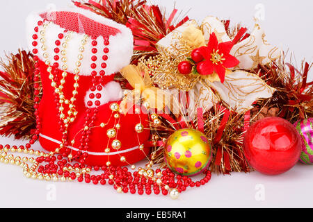 Weihnachts-Dekoration mit Santas rotes Boot, Girlande, Kugeln, Perlen-Nahaufnahme-Bild. Stockfoto