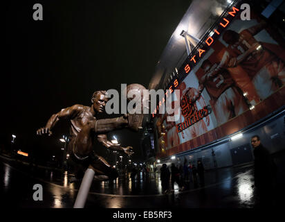 London, UK. 26. November 2014. Champions League Gruppenphase. Arsenal gegen Borussia Dortmund. Ein Fan checkt die Dennis Bergkamp Statue außerhalb der Erde vor dem Spiel. Bildnachweis: Aktion Plus Sport/Alamy Live-Nachrichten Stockfoto