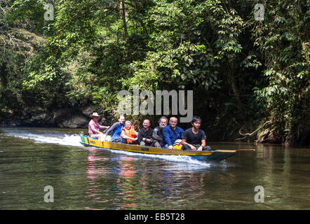 Touristen im Boot am Melinau Fluss, Mulu, Malaysia Stockfoto