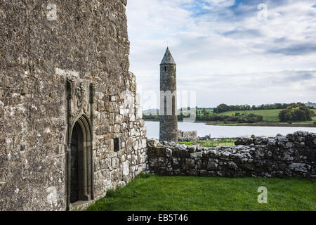 Oratorium des Heiligen Molaise & runden Turm, Augustiner Kloster St. Marien, Devenish Insel, Grafschaft Fermanagh, Nordirland. Stockfoto