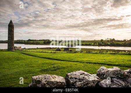 Runder Turm, St Mary's Augustiner Klosters, Devenish Island, County Fermanagh, Nordirland. Stockfoto