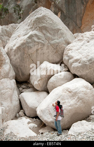 Menschen wandern in Gorropu Schlucht, eine der höchsten Canyons in Europa, Supramonte Zone von Urzulei und Orgosolo, Sardinien, Italien Stockfoto