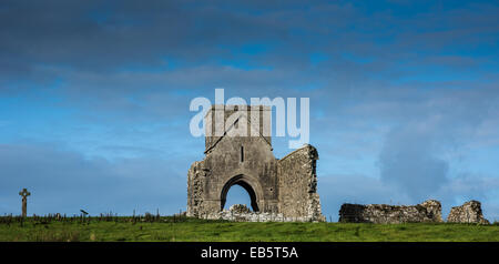 Oratorium des Heiligen Molaise & Stein überqueren, Str. Marys Augustiner Kloster, Devenish Insel, Grafschaft Fermanagh, Nordirland. Stockfoto