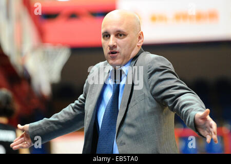 Brno, Tschechische Republik. 26. November 2014. Trainer von Torun Elmedin Omanic während der 4. Runde Basketball Europameisterschaft Frauengruppe B entsprechen IMOS Brno gegen Energa Torun in Brno, Tschechische Republik, 26. November 2014. © Vaclav Salek/CTK Foto/Alamy Live-Nachrichten Stockfoto