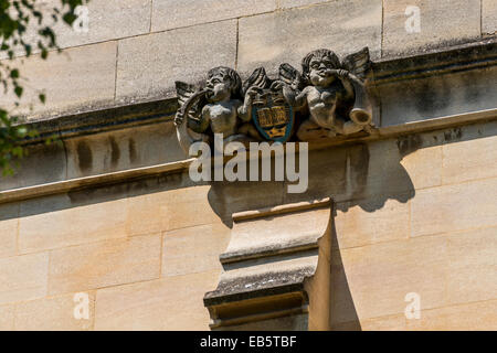 Mauerwerk auf der Divinity School in Exeter College einschließlich der Universität Wappen aus gesehen Stockfoto