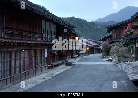 Die Edo Ära Nakasendo Autobahn, Terashita Straße, die durch das Dorf Tsumago, mit seinen Gasthäusern und Gebäuden geschlossen und nachts. Stockfoto