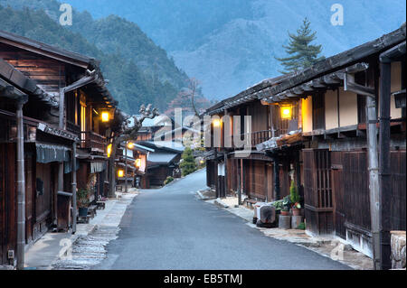 Die Edo Ära Nakasendo Autobahn, Terashita Straße, die durch das Dorf Tsumago, mit seinen Gasthäusern und Gebäuden geschlossen und nachts. Stockfoto