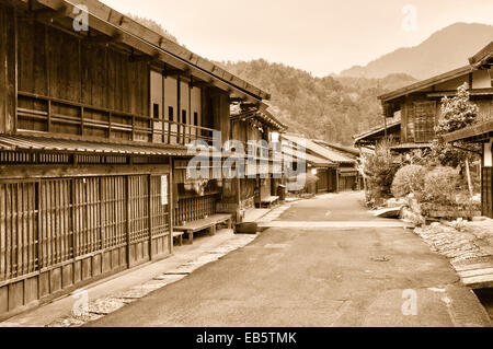 Die Nakasendo Autobahn, Terashita Straße, die durch das Dorf Tsumago, mit seinen Gasthäusern und Gebäuden geschlossen und nachts geschlossen. Sepia Stockfoto