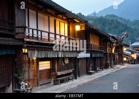 Die Edo Ära Nakasendo Autobahn, Terashita Straße, die durch das Dorf Tsumago, mit seinen Gasthäusern und Gebäuden geschlossen und nachts. Stockfoto