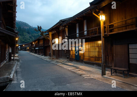 Die Edo Ära Nakasendo Autobahn, Terashita Straße, die durch das Dorf Tsumago, mit seinen Gasthäusern und Gebäuden geschlossen und nachts. Stockfoto