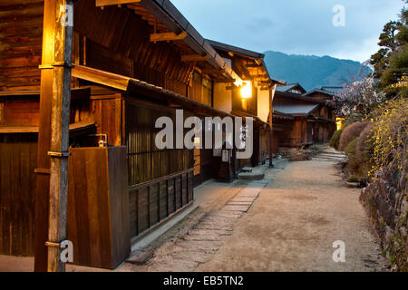 Die Edo Ära Nakasendo Autobahn, Terashita Straße, die durch das Dorf Tsumago, mit seinen Gasthäusern und Gebäuden geschlossen und nachts. Stockfoto