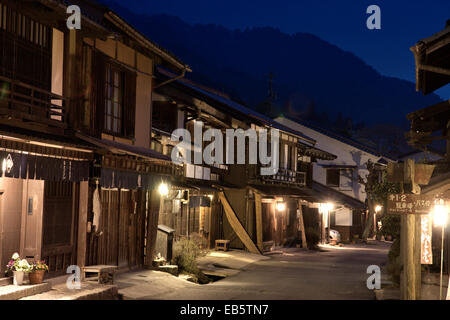 Die Edo Ära Nakasendo Autobahn, Terashita Straße, die durch das Dorf Tsumago, mit seinen Gasthäusern und Gebäuden geschlossen und nachts. Stockfoto