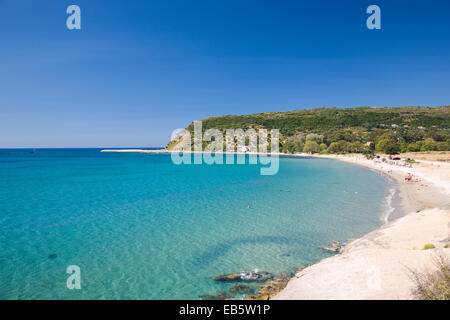 Kato Katelios, Kefalonia, Ionische Inseln, Griechenland. Blick vom Hügel über das türkisfarbene Wasser des Katelios Bay. Stockfoto