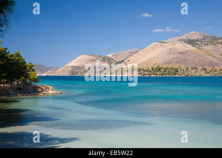 Argostoli, Kefalonia, Ionische Inseln, Griechenland. Blick über den ruhigen türkisfarbenen Argostoli Bay. Stockfoto