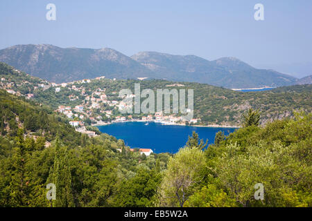 Kioni, Ithaka, Ionische Inseln, Griechenland. Blick vom bewaldeten Hügel über das tiefblaue Wasser der Bucht Kioni. Stockfoto