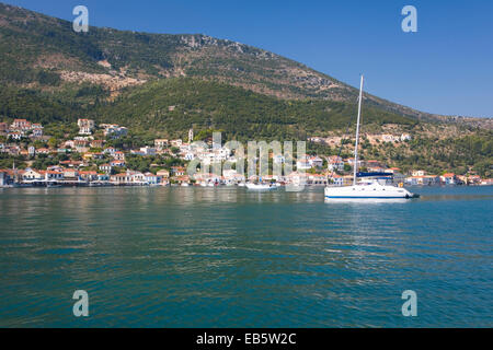 Vathy, Ithaka, Ionische Inseln, Griechenland. Blick über den geschützten Hafen. Stockfoto