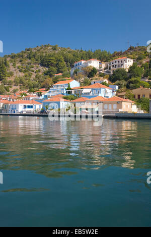 Vathy, Ithaka, Ionische Inseln, Griechenland. Farbenfrohe moderne Häuser mit Blick auf den geschützten Hafen. Stockfoto