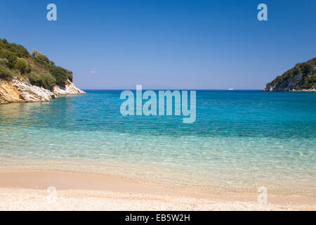 Vathy, Ithaka, Ionische Inseln, Griechenland. Blick vom Strand über das klare türkisfarbene Wasser der Bucht Filiatro. Stockfoto