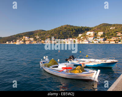 Vathy, Ithaka, Ionische Inseln, Griechenland. Blick über den Hafen, Angelboote/Fischerboote im Vordergrund. Stockfoto