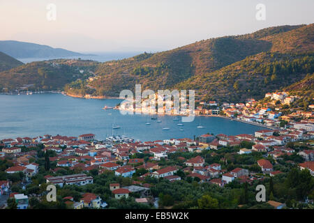 Vathy, Ithaka, Ionische Inseln, Griechenland. Blick vom Hügel über die malerische Stadt und den Hafen, Sonnenuntergang. Stockfoto