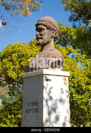 Stavros, Ithaka, Ionische Inseln, Griechenland. Büste des Odysseus, legendärer König von Ithaka, auf dem Dorfplatz. Stockfoto