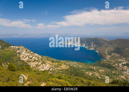 Exogi, Ithaka, Ionische Inseln, Griechenland. Blick vom Hügel über das tiefblaue Wasser der Afales Bucht zum entfernten griechischen Festland. Stockfoto