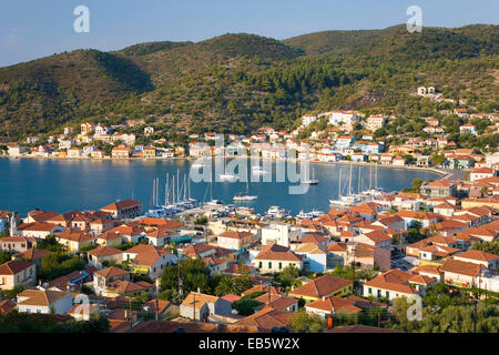 Vathy, Ithaka, Ionische Inseln, Griechenland. Blick über bunt gekachelten Dächern zum malerischen Hafen. Stockfoto