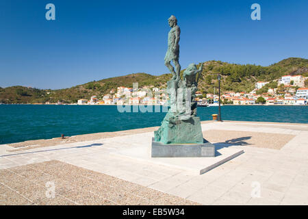 Vathy, Ithaka, Ionische Inseln, Griechenland. Statue des Odysseus, legendärer König von Ithaka, mit Blick auf den Hafen. Stockfoto