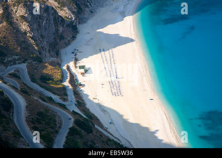 Divarata, Kefalonia, Ionische Inseln, Griechenland. Vogelperspektive von Myrtos Strand und seine spektakuläre Spitzkehre Zufahrtsstraße. Stockfoto